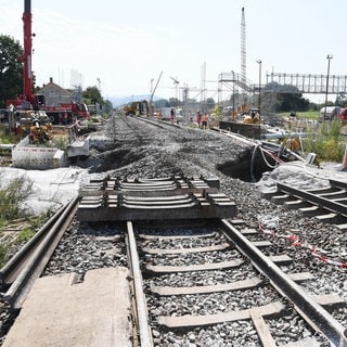An der Baustelle des Bahntunnels Rastatt fanden am 25. August 2017 bei Niederbühl Arbeiten statt. Dort haben sich Bahngleise abgesenkt. Zur Stabilisierung der abgesenkten Gleise an der Rheintalbahn wurde der Rastatter Tunnel auf 150 Metern mit Beton befüllt. Die Bahnstrecke zwischen Rastatt und Baden-Baden war seit dem 12. August 2017 gesperrt. Erst Anfang Oktober 2017 wird die Strecke wieder freigegeben.