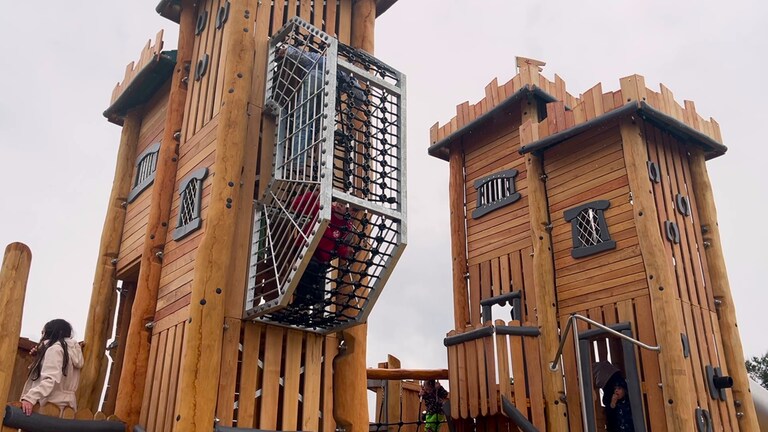 Kinder klettern auf einem Klettergerüst: Der Unisport der Rheinland-Pfälzischen Technischen Universität Kaiserslautern-Landau (RPTU) hat auf dem Campus einen Abenteuerspielplatz eröffnet. Das Kitz-Land können Kinder mit einer Unisport-Karte besuchen.