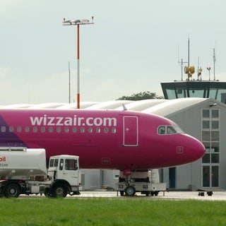 Symbolbild eines Wizzair-Flugzeugs. Wegen eines randalierenden Passagiers musste ein Flugzeug der Wizzair in Stuttgart zwischenlanden. 