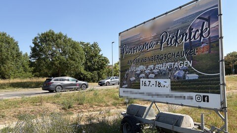 Ein Werbeplakat für ein Panorama-Picknick auf der Landstraße bei Nieder-Olm. Solche Plakate sind verboten und besdrohen angeblich die Verkerhssicherheit in Rheinhessen, jetzt drohen Bußgelder. 