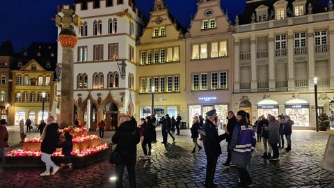Am Jahrestag der Amokfahrt gibt es in der Trierer Innenstadt eine Anlaufstelle für Betroffene und Menschen, die über die Tat sprechen wollen. 