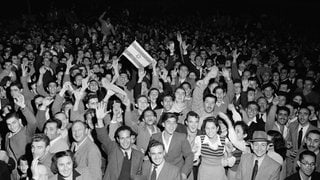 In den Straßen von Tel Aviv jubelt die jüdische Bevölkerung, nachdem am 30. November 1947 im Radio verkündet worden war, dass die Vereinten Nationen die Teilung Palästinas und den neuen jüdischen Staat planen. Die Resolution 181 der UN-Generalversammlung wurde am 29. November 1947 mit einem Teilungsplan zur Lösung des arabisch-israelischen Konflikts im britischen Mandatsgebiet Palästina verabschiedet.