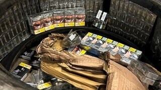 Ein Reifen voller Zigaretten: Beamte des Hauptzollamts Ulm haben am Freitag einen Schmuggler aus dem Verkehr gezogen.