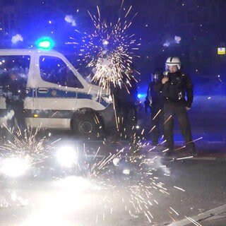 Einsatz von Polizeikräften an Silvester. Diese überwachen die geltenden Feuerwerksvorschriften.