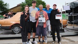 Bei den Dreharbeiten zu „Glitzer im Gesicht“: Sina Diehl (Regie), Levy Rico Arcos (spielt Benjamin), Aaron Maldonado Morales (spielt Maxim), Jonas Stenzel (spielt Yannis) und Josia Brezing (Regie)