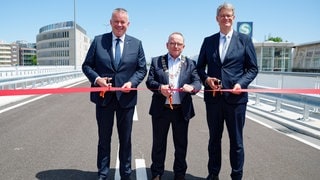 Der rheinland-pfälzische Ministerpräsident Gordon Schnieder (l-r, alle CDU), Klaus Blettner, Oberbürgermeister der Stadt Ludwigshafen und Patrick Schnieder, Bundesverkehrsminse Süd in Ludwigshafen nach Bauarbeiten wiedereröffnet.