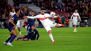 Deniz Undav vom VfB Stuttgart setzt zum Abschluss an.