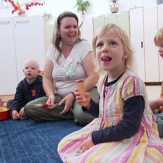 Kinder und eine Erzieherin aus der KITA in Unkel