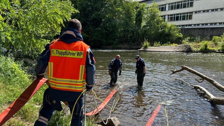 Einsatzkräfte des THW bei einer Übung in Niefern-Öschelbronn. 