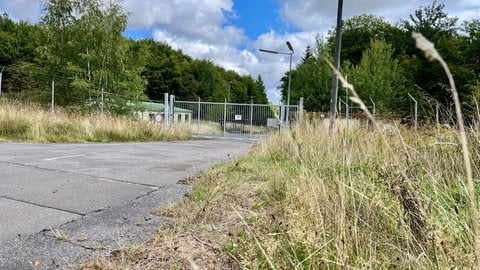 Die Einfahrt zum Munitionslager bei Kriegsfeld im Donnersbergkreis. 