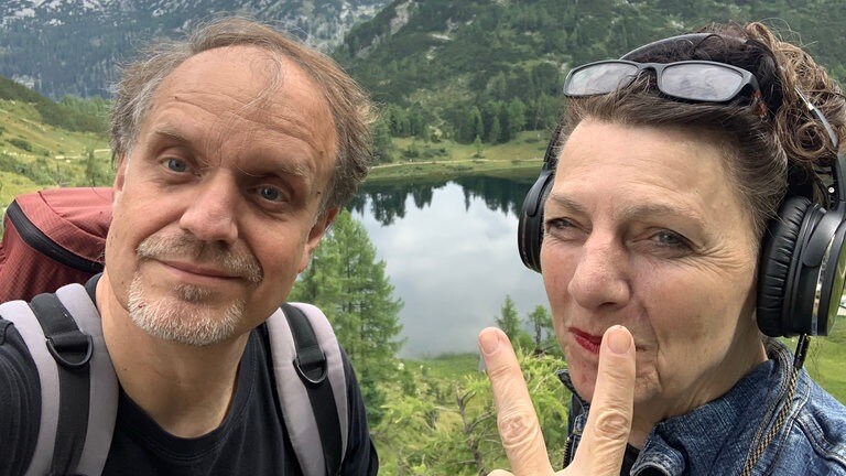 Gabi Schlag (r.) und Benno Wenz (l.) hat die Expedition in die Alpen zum Nachdenken gebracht: Der Klimawandel ist sichtbar und spürbar. Mit adäquaten Überwachungs- und Frühwarnsystemen könnten Infrastruktur, Gebäude und vor allem Menschenleben in Zukunft besser geschützt werden. Doch die klimawandelbedingt immer weiter zunehmenden Gefahren durch häufigere Steinschläge, Bergstürze und Murgänge werden sich dadurch nicht abwenden, sondern bestenfalls abmildern lassen.