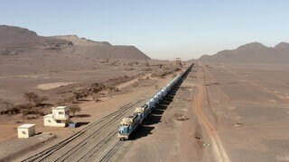 Der Wüstenexpress auf dem Weg von der Wüstenstadt Zouérat an die Atlantikküste.