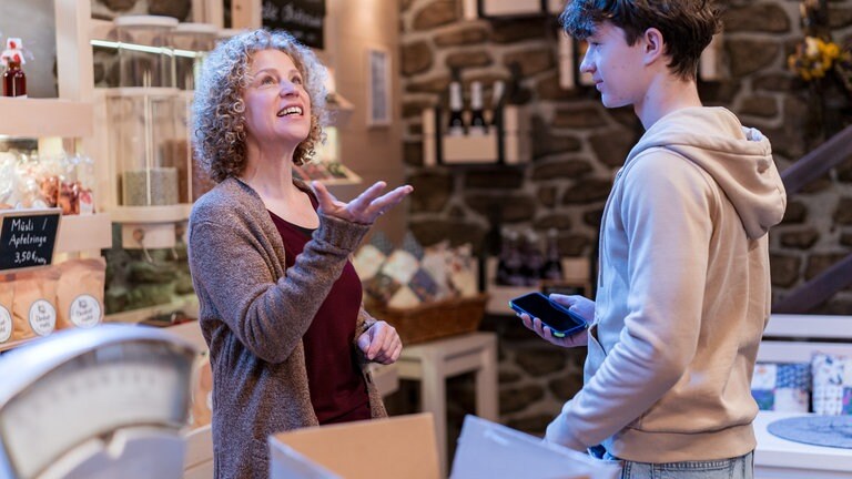 Bea (Christiane Brammer) und Leon (Kilian Jürgens) im Hofladen