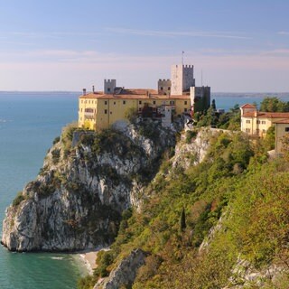 Schloss Duino vom Rilkeweg und die Steilküste von Sistiana, Italien.