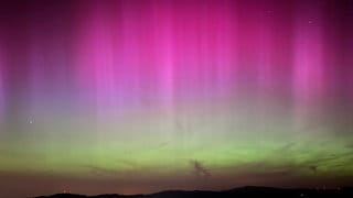 Lila und grüne Polarlichter leuchteten im Januar über dem Dreisamtal bei Oberried nahe Freiburg. Im März steigt wieder die Chance, dass sich das Phänomen wiederholt.