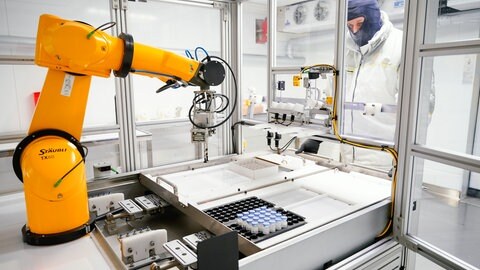 Ein Roboter im Roche-Standort Mannheim bei der Etikettierung eines Pharma-Wirkstoffs. (Archivbild)