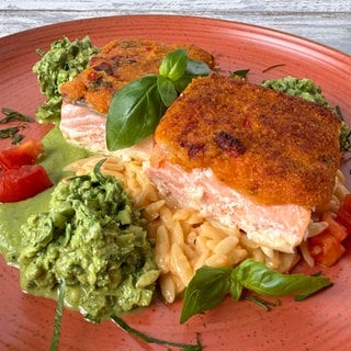 Lachsforellenfilets mit Tomaten-Basilikum-Kruste und Green-Goddess-Salat