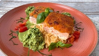Lachsforellenfilets mit Tomaten-Basilikum-Kruste und Green-Goddess-Salat