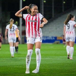 Nicole Ojukwu vom SC Freiburg bejubelt ihr erstes Tor gegen Nürnberg