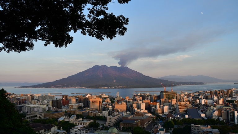 Der Vulkan Sakurajima  gegenüber der fünfhunderttausend Einwohnerstadt Kagoshima. Der Vulkan gehört zu den aktivsten in Japan.