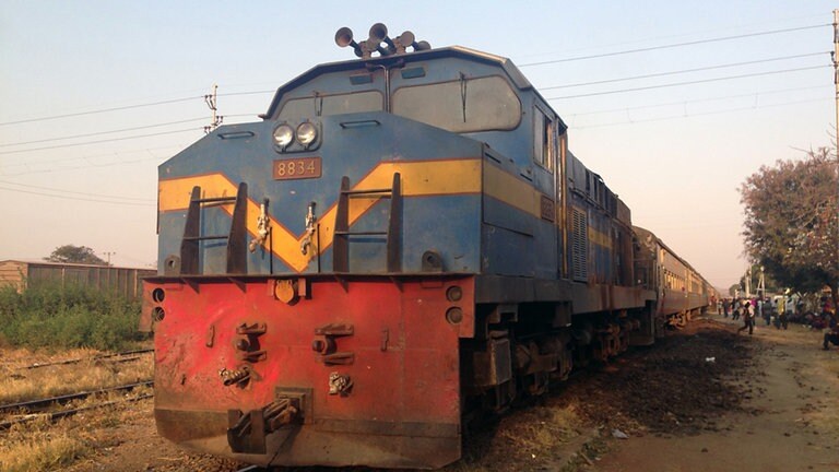 GE 'Jumbo ' im Bahnhof von Dodoma