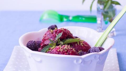 Eis mit Beeren