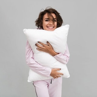 Frau mit Kopfkissen