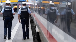 Bundespolizei läuft an einem ICE im Bahnhof entlang: Die Bundespolizei sucht Zeugen in einem Fall von "Upskirting" in einem Zug von Stuttgart nach Frankfurt. (Symbolbild)