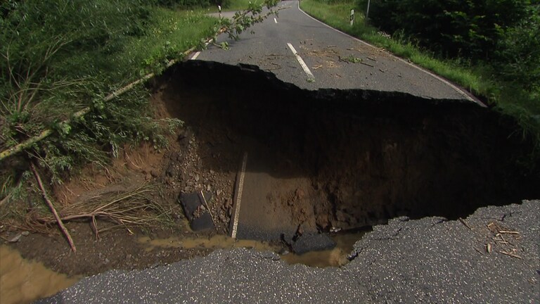 Kein Durchkommen mehr - Straße nach Schuld ist vom Hochwasser unterspült und derzeit unpassierbar.