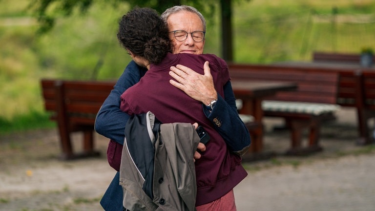 Albert (Alessio Hirschkorn) und Bernhard (Karsten Dörr) umarmen sich. 