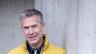 Wissenschaftsjournalist Dirk Steffens schaut in die Kamera.