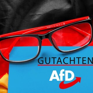 Brille auf einem AfD-Gutachten und einer Deutschlandflagge als Symbol für die politische Bewertung der Partei. 