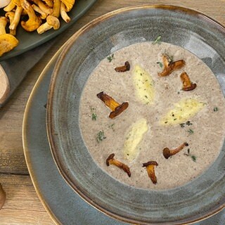 Pilzcremesuppe mit Thymian-Quarknocken