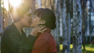 Junge Frau gibt ihrer Freundin einen Kuss auf die Lippen. Küssen beeinflusst nicht nur unsere Gefühle, sondern auch unser Immunsystem.