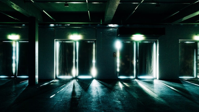 Hallentore, durch die Licht dringt