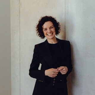 Sexologin Sonja Ruess lächelt in die Kamera. In SWR1 Leute gibt sie Tipps, wenn Sex in einer langen Beziehung nicht mehr existiert.