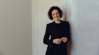 Sexologin Sonja Ruess lächelt in die Kamera. In SWR1 Leute gibt sie Tipps, wenn Sex in einer langen Beziehung nicht mehr existiert.