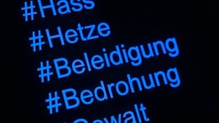 Auf dem Bild stehen die Worte: Hass, Hetze, Beleidigung, Bedrohung, Gewalt - Der Rat für Kriminalitätsverhütung in Ludwigshafen hat darüber informiert, wie man sich vor digitaler Gewalt schützen kann.