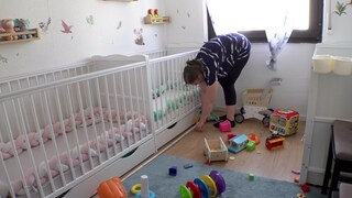 Bei Familie Zeilfelder aus Ettlingen wird umgebaut. Mama Monika räumt das Wohnzimmer um.