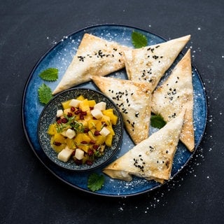 Süße Samosas mit Weinbergpfirsich, Marzipan und Berberitzen