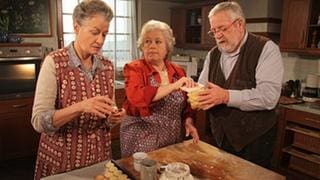Leni, Johanna und Hermann beim Backen