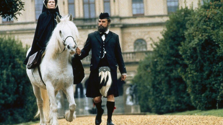 Judi Dench als Königin Victoria zu Pferd im Trauerkleid. Neben ihr Billy Connolly als John Brown.