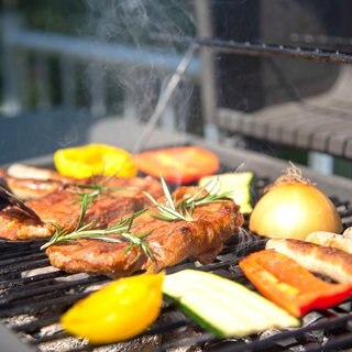 Fleisch. Würstchen und Gemüse vom Grill