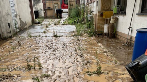 Bäche aus Schlamm flossen nach dem Unwetter durch Innenhöfe und kleine Gassen in Wachenheim und Flörsheim-Dalsheim.