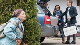 Lioba belauscht Jenny und Sebastian, die ihre Einkäufe aus dem Auto laden