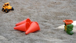 Förmchen im Sandkasten (Symbolfoto).