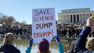 Ein Schild bei einer Demo in Washington fordert dazu auf, Trump loszuwerden, um die Wissenschaft zu retten. Einige Wissenschaftler aus den USA forschen künftig an den Unis Tübingen, Freiburg und Konstanz weiter. 