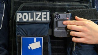 Der Landtag in Rheinland-Pfalz berät unter anderem über den Einsatz von Bodycams bei der Polizei. In manchen Bundesländern werden sie bereits eingesetzt.