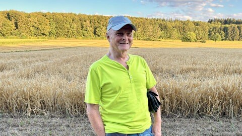 Landwirt Bernfried Häfner steht vor dem Versuchsfeld des Landkreises Reutlingen. Er möchte in Zukunft Drohnen für die Aussaat von Zwischenfrüchten verwenden.