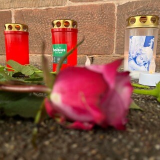 Blumen und Kerzen werden am Bahnhof in Landstuhl abgelegt, um dem toten Zugbegleiter Serkan C. zu gedenken.